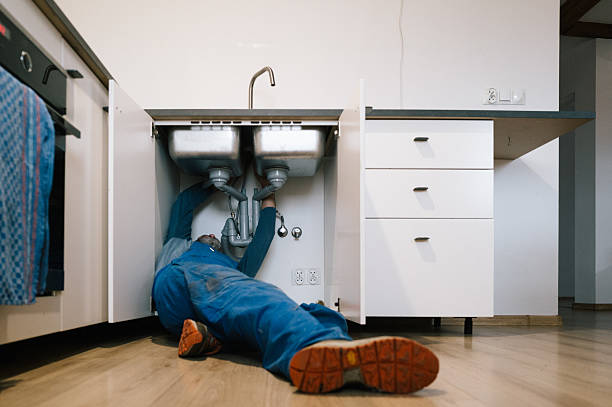 Professional Emergency Plumber technician working in Richardson, TX